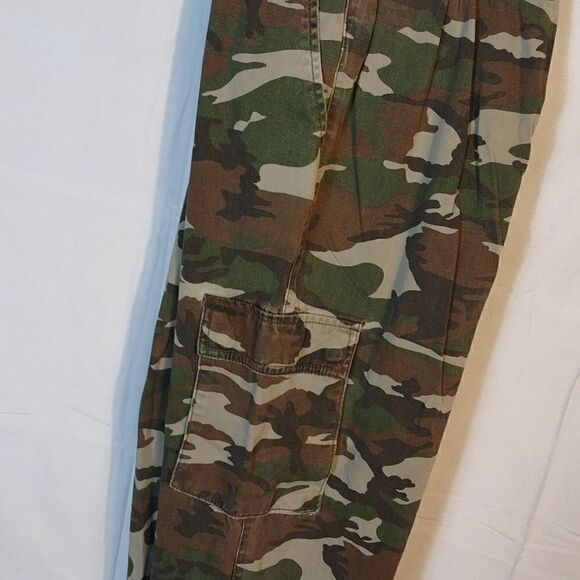 Forever 21 Women's Camo Cargo Jeans - Picture 4 of 9
